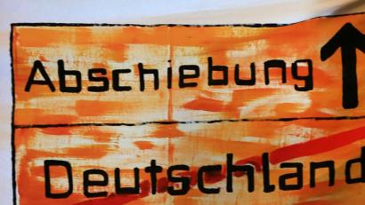Symbolbild: Christian Charisius
Wer nicht in Deutschland bleiben darf und nicht freiwillig geht, muss mit einer Abschiebung rechnen