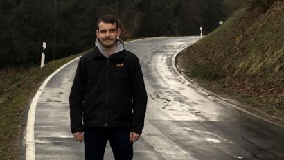 Bild: exb
Patrick Reng aus Pursruck auf der Kreisstraße zwischen Lintach und seinem Heimatort. Die "Buckelpiste" gehöre dringend saniert, fordert er.
