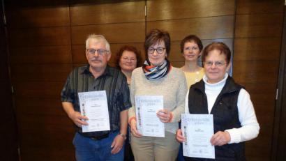 Bild: amö
GOV-Vorsitzende Gertraud Rötzer (Zweite von rechts) und Fachberaterin Heidi Schmid (Zweiter von links) ehrten die langjährigen Mitglieder (mit Urkunde, von links) Manfred Dirnberger, Andrea Krämer und Angelika Ebner.