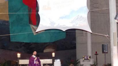 Bild: hme
Präfekt Pöpperl führte durch den Kino-Gottesdienst