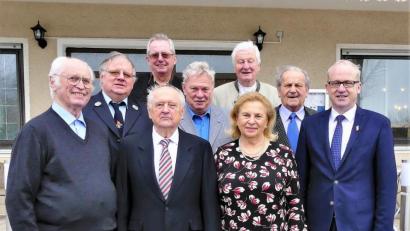 Bild: ibj
Mit seiner Frau Irmgard freut sich Jakob Rubenbauer (Zweiter von links) über die Glückwünsche von Pfarrer Hans Peter Heindl, Otto Weiß (Feuerwehr Pickenricht), Seniorenbauftragtem Erich Freisinger, Liedertafel-Chef Walter Burger, MGV-Vorsitzenden Günter Winter, Ehrenchorleiter Richard Pflamminger und Bürgermeister Bernhard Lindner (von links).