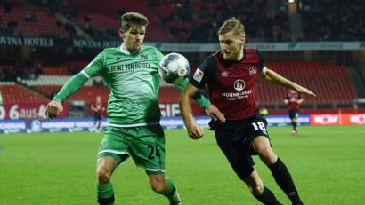 Bild: Nicolas Armer/dpa
Club-Kapitän Hanno Behrens (rechts, gegen Sebastian Jung) spielte am Freitag bei der Heimniederlage gegen Hannover durch, obwohl er von den Morddrohungen gegen sich wusste.