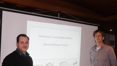 Bild: mfh
Stadtratskandidat Stefan Thar (rechts) und Fabian Höhne (links) gestalteten den äißest interessanten Abend zum Thema Leerstandsmanagement.
