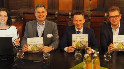 Bild: Bühner
Sie freuen sich das neue Jahresprogramm des Stadtmarketing Weiden (von links)
Geschäftsführerin Andrea Schild-Janker, 1. Vorsitzender Martin Rumpler, Bürgermeister Jens Meyer
und 2. Vorsitzender Stephan Wanninger