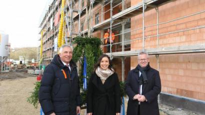 Bild: Hirsch
Stellvertretender Aufsichtsratsvorsitzender Markus Beugel, Projektleiterin Julia Heilmann und Oberbürgermeister Andreas Feller (von links) betonten beim Richtfest die Notwendigkeit des geförderten Wohnungsbaus in Schwandorf.