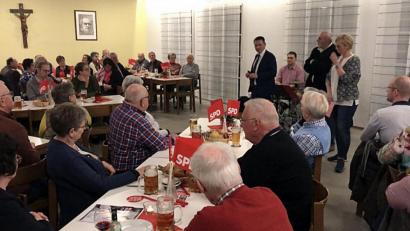 Bild: R. Kreuzer
Ein Blick in den Pfarrsaal beim Bergzoigl mit der SPD.