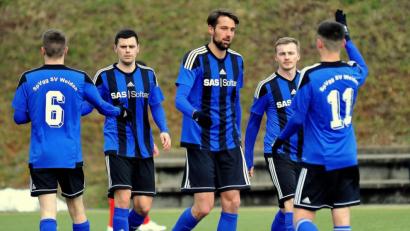 Bild: Picasa
Abklatschen gehört bei einem Sieg zum Ritual: Die SpVgg SV gewann beim Bayernligisten ASV Cham überraschend deutlich mit 3:0.