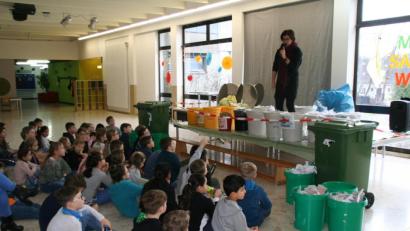 Bild: fpoz
Schulleiterin Petra Andritzky diskutiert mit den fleißigen Müllsammlern der Jobst-vom-Brandt-Schule.