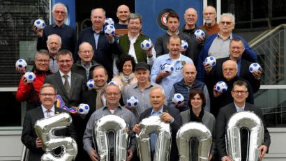 Bild: Stephan Huber
Auch wenn es Luftballons sind, die Summe von 50 000 Euro ist natürlich keine Luftnummer. Verteilt haben sie die Stadtwerke an die Vertreter dieser Amberger Vereine: Boxclub, Alpenverein, DJK Ammersricht, Eisstadionbetreiber ESC, ESV, Kampfkunstschule, Luftsportgruppe, DJK Sportbund, FSV Gärbershof, Reitclub, SC Germania, Inter Bergsteig, SV Raigering, Taekwondo-/Kickboxclub, TV 1861, TC am Schanzl, Reitclub, Wander- und Volkssportverein sowie SG 1890 und Neumühle.