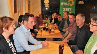 Bild: stg
Ludwig Hartmann (Zweiter von links), Fraktionsvorsitzender der Grünen im Bayerischen Landtag, besuchte am Freitagabend auf Einladung der Kemnather Bürgermeisterkandidatin Heidrun Schelzke-Deubzer (rechts) die grüne Basis in Kemnath.