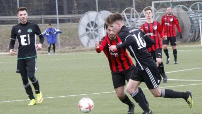 Bild: Hirsch
Sander Schulze (rechts) von der DJK Ammerthal setzt sich im Zweikampf mit dem Ettmannsdorfer Gegenspieler durch.