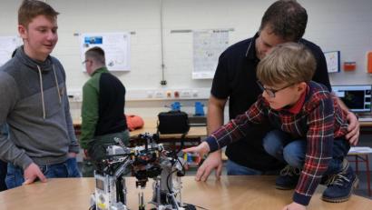 Bild: usc
Industriemechaniker haben diese Lego-Technik mit Sensorensteuerung ausgestattet. Nicht nur der kleine Mann, der den Betrieb der Anlage starten durfte, war davon angetan.