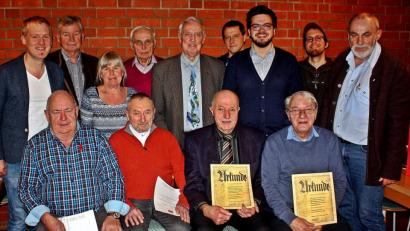 Bild: R. Kreuzer
Die SPD in Neunkirchen ehrt ihre Mitglieder (vorne, von links): Gerhard Schröder, Kurt Zimmermann sowie die scheidenden Stadträte Josef Gebhardt und Alois Schinabeck.