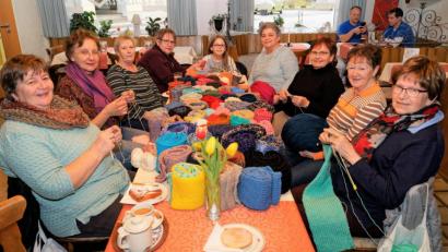 Bild: tu
Einmal im Monat treffen sich rund zehn Frauen im Café Enslein. Sie stricken Schals für ein Bauvorhaben des HPZ Irchenrieth.