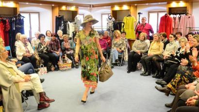 Bild: Kunz
Auch breitkrempigen Hut und Blumenmuster trägt die modebewusste Dame im Frühjahr.