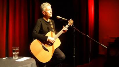 Bild: hka
Eine Frau, ihre Gitarre und eine wunderbare Stimme: Annett Kuhr sang auf Einladung des Amberger Hospizvereins im Capitol vom Leben und Sterben.