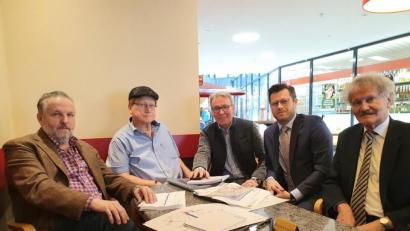 Bild: Wieder
Die Lämbelästigung in Weiden-Ost hat sich deutlich erhöht. Für Freie Wähler (FW) und FDP berichten (von links) Alois Frank und Stadtrat Rainer Sindersberger (FW), Stadtrat Reinhold Wildenauer, Landtagsabgeordneter Christoph Skutella (beide FDP) und FW-Kreisvorsitzender Bernhard Schlicht von der jüngsten Verkehrszählung.