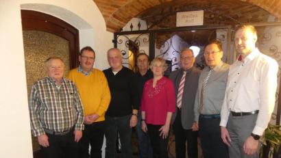 Bild: rn
Thomas Riedl, Harald Drobig und Klaus Lehl (von rechts) gratulierten den Vereinsmeistern (von links) Heinz Fuchs, Harald Meier, Willi Stopfer, Peter Drobig und Marianne Drobig.