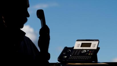 Symbolbild: Julian Stratenschulte/dpa
Per Telefonbetrug versuchten unbekannter Täter, an das Geld einer 75-jährigen Neunburgerin zu kommen.