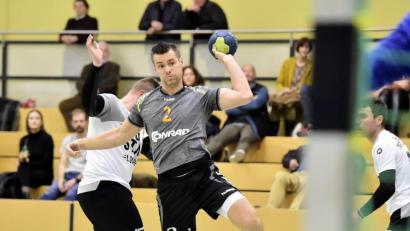 Bild: Hubert Ziegler
Bei der Niederlage gegen den TV Altdorf leistete sich die HG Amberg ungewohnt viele Fehlwürfe, dieser Versuch von Rückraumspieler Marek Nachtman (Mitte) saß aber.