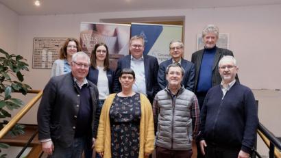 Bild: usc
Gesundheitsregion Plus, Fachstelle für Demenz und Pflege Oberpfalz, SEGA, Katholische Erwachsenenbildung, Evangelisches Bildungswerk und das Gesundheitsamt laden unter der Schirmherrschaft von OB Michael Cerny zu einer altersspezifischen Vortragsreihe im März und April ein. Ihre Vertreterinnen und Vertreter stellten im Rathaus die Themen vor.