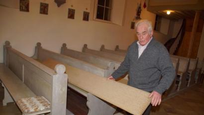 Bild: mmj
Die Erneuerung der bisherigen Sitzbezüge in der Kirche "Maria vom Siege" haben sich Willibald Kulzer, Vorsitzender des Fördervereins, und die Mitglieder vorgenommen.