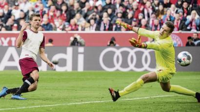 Bild: Matthias Balk/dpa
Lange Zeit taten sich die Bayern gegen unangenehme Augsburger schwer. Erst Mitte der zweiten Halbzeit brach Thomas Müller (links) den Bann, als er FCA-Keeper Andreas Luthe keine Chance ließ und zur Führung vollstreckte.