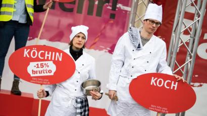 Bild: Bernd von Jutrczenka/dpa
Berufspaare zeigen bei einer Fotoaktion anlässlich einer Kundgebung des Deutschen Gewerkschaftsbundes (DGB), des Sozialverbands Deutschland und des Deutschen Frauenrates zum "Equal Pay Day" die Lohnunterschiede.