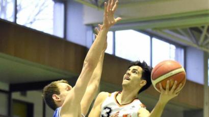 Bild: Büttner
Neustadts Aufbau Liam Archer überzeugt mit seinem Spielverständnis auch gegen die körperlich überlegenen Würzburger Verteidiger.