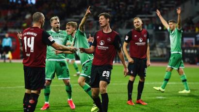 Bild: Nicolas Armer/dpa
Das darf doch nicht wahr sein: Hannovers Timo Hübers (Dritter von links) bejubelt seinen Treffer zum 1:0, den die Nürnberger Michael Frey (links) und Patrick Erras (Vierter von links) nicht verhindern konnten.