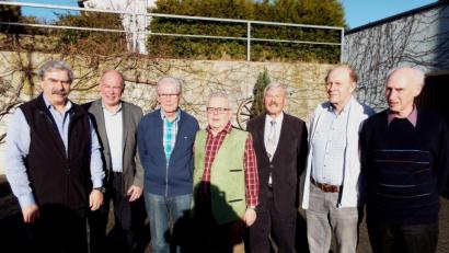 Bild: e
Bezirksvorsitzender Reinhard Ott (links),Bürgermeister Roland Strehl (Zweiter von links) und Vorsitzender Heinrich Schäfer (Dritter von rechts) gratulieren den Geehrten (ab Drittem von links: Johann Kalteis, Erwin Kugler, Alfred Beier (Zweiter von rechts) und Diethard Glaser (rechts).