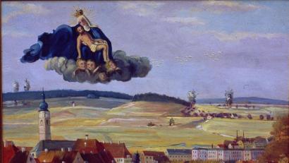 Bild: Sammlung Fähnrich/exb
„Schwarze Burg“ nannten hiesige Nazis die Tuchfabrik Mehler. Sie stiftete um 1950 ein Votivbild für die „Schmerzensmutter“. Für „105 fehlgeleitete Bomben“ am 9. Dezember 1944. Statt Tuche musste die enteignete Fabrik seit 1943 riesige Fangnetze aus Eisenringen gegen feindliche U-Boote fabrizieren und mit der Bahn verschicken.