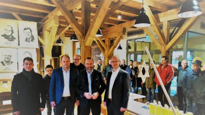 Bild: gz
Der CSU-Vorsitzende Wolfgang Voit (rechts) und CSU-Bürgermeisterkandidat Thomas Kleber (Dritter von links) laden Europaabgeordneten Manfred Weber (Zweiter von rechts) zum Rundgang durch das Brauhausmuseum ein. Mit dabei sind JU-Vorsitzender Stefan Rupprecht (links), CSU-Stellvertreter Robert Brenner (Mitte) und Listenkandidaten für den Kreistag und die Gemeinde.