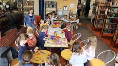 Bild: Stadt Tirschenreuth/exb
Kinderhaus-Erzieherin Eva Kohl sowie die Kinderpflege-Praktikantinnen Eva Bäuml und Kim Schraml unterstützten die Bastelaktion mit Rat und Tat.