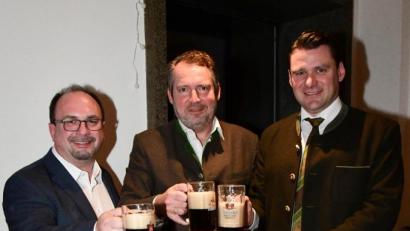 Bild: Freya Stoeckl
Georg Hauser von der Brauerei Naabecker (links) stießen mit dem Bürgermeisterkandidaten der CSU, Frank Zeitler (Mitte), und Landrat Thomas Ebeling an.