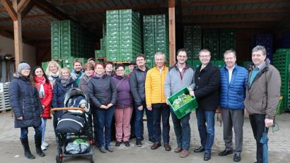 Interessiert hörten die Besucher mit MdL Johann Häusler (zweiter von links) Hans-Martin Grötsch (dritter von links) und den Kandidaten der WG UG den Ausführungen von Geschäftsführer Jürgen Obermeier (vierter von links) über die grüne Kiste zu.