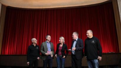 Bild: Wolfgang Steinbacher
Sicher hätten sich (von links) Kinobetreiber Andreas Wörz, Moderator Simon Hauck, Regisseurin Julia Horn, Oberbürgermeister Michael Cerny und Thomas Binder, Vorsitzender des veranstaltenden Kulturvereins Amberg mehr Zuschauer beim ersten Dokumentarfilm-Festival gewünscht.