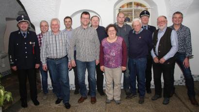 Bild: wro
Höhepunkt der Jahreshauptversammlung waren die Ehrungen. Zu den Auszeichnungen gratulierten Bürgermeister Herbert Bauer (Zweiter von rechts), Kommandant Andreas Zölch (Dritter von rechts) und Zweiter Kommandant Harald Fischer (links).