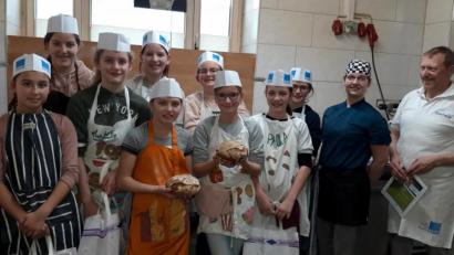 Bild: Mädchenrealschule Waldsassen/exb
Eine Gruppe der Schülerinnen der Mädchenrealschule mit Konditorin Julia und Bäckermeister Stefan Sölch von der Mitterteicher Backstube.