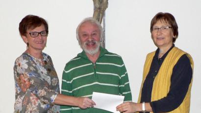 Bild: lep
Hans Karl von der Aktion „Für das Leben und die Hoffnung“ (Mitte) zeigte sich sehr erfreut, dass er von Missionskreismitglied Gertrud Lehner (rechts) und Petra Lettner (links) eine Geldspende in Empfang nehmen kann.