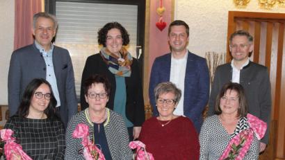 Bild: soj
Das Jubiläum der Ebnather Frauen-Union feierten (vorne, von links) Kerstin Lichteblau, FU-Vorsitzende Petra Becher, Angelika Rubenbauer, Renate Kuhbandner, (hinten, von links) stellvertretender Landrat Roland Grillmeier, FU-Kreisvorsitzende Tina Zeitler, CSU-Vorsitzender Wolfgang Söllner, CSU-Kreisvorsitzender und Landtagsabgeordneter Tobias Reiß.