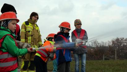 Bild: zer
Die Kinder und Jugend bei der Übung am Brandherd.
