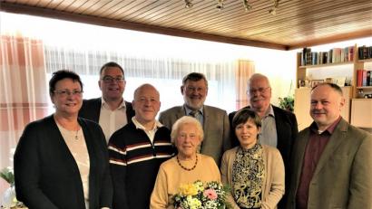 Bild: ubb
Die Jubilarin Brigitte Radtke erfreut sich bester Gesundheit und feierte ihren 90. Geburtstag im Kreis ihrer Familie mit viel Freude. (Im Bild von li. Schwiegertochter Manuela, Marktgemeinderat German Hartmann, Sohn Burkhard Radtke, die Jubilarin Brigitte Radtke, Bürgermeister Josef Schmidkonz, Schwiegertochter Florence, Sohn Wolfgang Radtke und Marktgemeinderat Klaus Schöner).