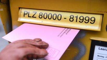 Symbolbild: Felix Hörhager/dpa
Immer mehr Bürger gehen nicht mehr ins Wahllokal, sondern geben ihre Stimme per Briefwahl ab.