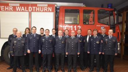 Bild: fla
Andreas Troidl (Vierter von links) bleibt Vorsitzender der Feuerwehr Waldthurn, Kerstin Wittmann (Dritte von links) ist auch weiterhin seine Stellvertreterin. Weiter im Amt bleiben auch Kassier Matthias Schön (Siebter von links), Schriftführer Michael Troidl (Sechster von links) und Vertrauensmann Josef Holfelner (links).
