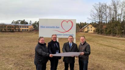 Bild: wec
Auf dem künftigen Dorfplatz, dem Herzen von Ebermannsdorf (von links): Michael Groß, Arno Dressler, Bürgermeister Josef Gilch und sein Stellvertreter Erich Meidinger.