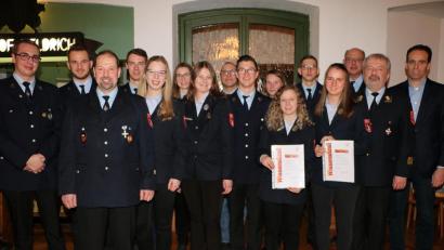 Bild: gru
Mit den bei Leistungsprüfungen und Wissenstests erfolgreichen Nachwuchskräften der Feuerwehr Edelsfeld freuen sich Vorsitzender Alexander Luber, Kommandant Alois Schuster, Jugendwart Markus Luber, Bürgermeister Hans-Jürgen Strehl und Kreisbrandrat Fredi Weiß.
