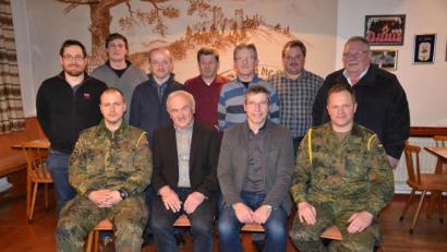 Bild: gi
Die Krieger- und Soldatenkameradschaft Tröbes wird künftig von diesem Team mit 1. Vorsitzendem Josef Schafbauer (vorne Zweiter von links) geführt. Dazu gratulierten Hauptmann Philipp Korb, Bürgermeister Hermann Ach, Oberstabsfeldwebel Jürgen Wölfl (von links) sowie Kreisvorsitzenden Richard Berger (stehend rechts).