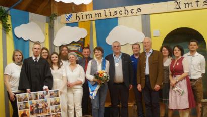 Bild: slh
Das Publikum bedankte sich mit Riesenapplaus bei allen Akteuren für die deftige Fastenpredigt und das „Himmlische Amtsgericht“. Bruder Barnabas erhielt zum Abschied eine Fotocollage über alle Auftritte.