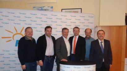 Bild: dpe
Von links: die FW-Kreistagskandidaten Franz Gottschalk, Markus Schinhammer, MdL Johann Häusler, FW-Landratskandidat Hans Martin Götsch, die FW-Kreistags- und Bürgermeisterkandidaten Werner Wendl (Hahnbach) und Peter Dotzler (Gebenbach).